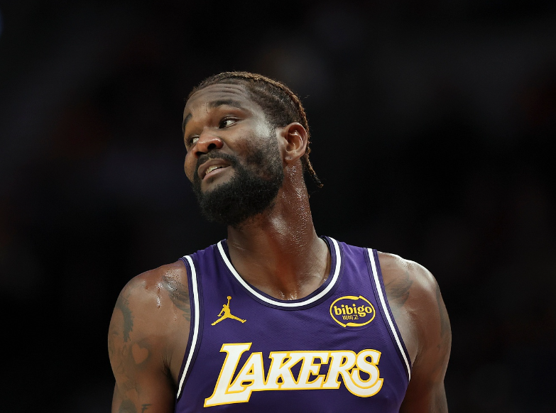 新加坡28预测-湖人104-112快船遭4坏消息!艾顿又崩,雷迪克+2主力引绝望!